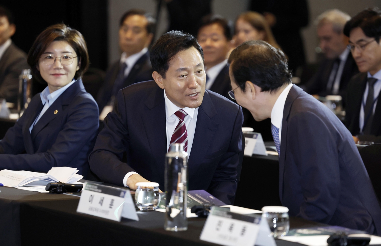 오세훈 서울시장이 26일 서울 영등포구 콘래드 서울 호텔에서 열린 서울 핀테크 위크 2026에 참석해 이세훈 금융감독원 수석부원장과 대화하고 있다.  [뉴시스]