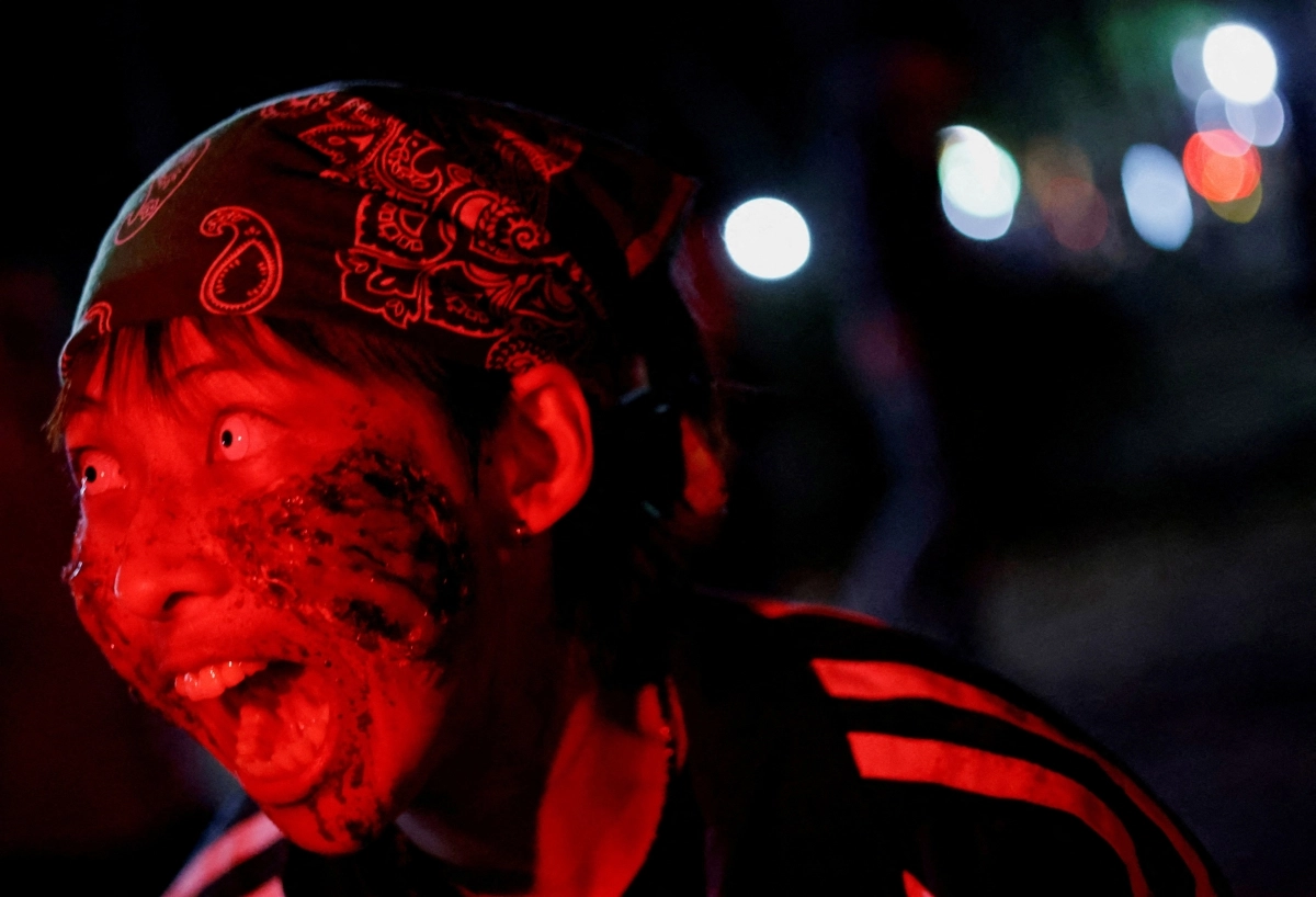 A performer wearing zombie makeup roars during a zombie-themed program operated by Seoul City Tour Bus on Oct. 20. (Yonhap)