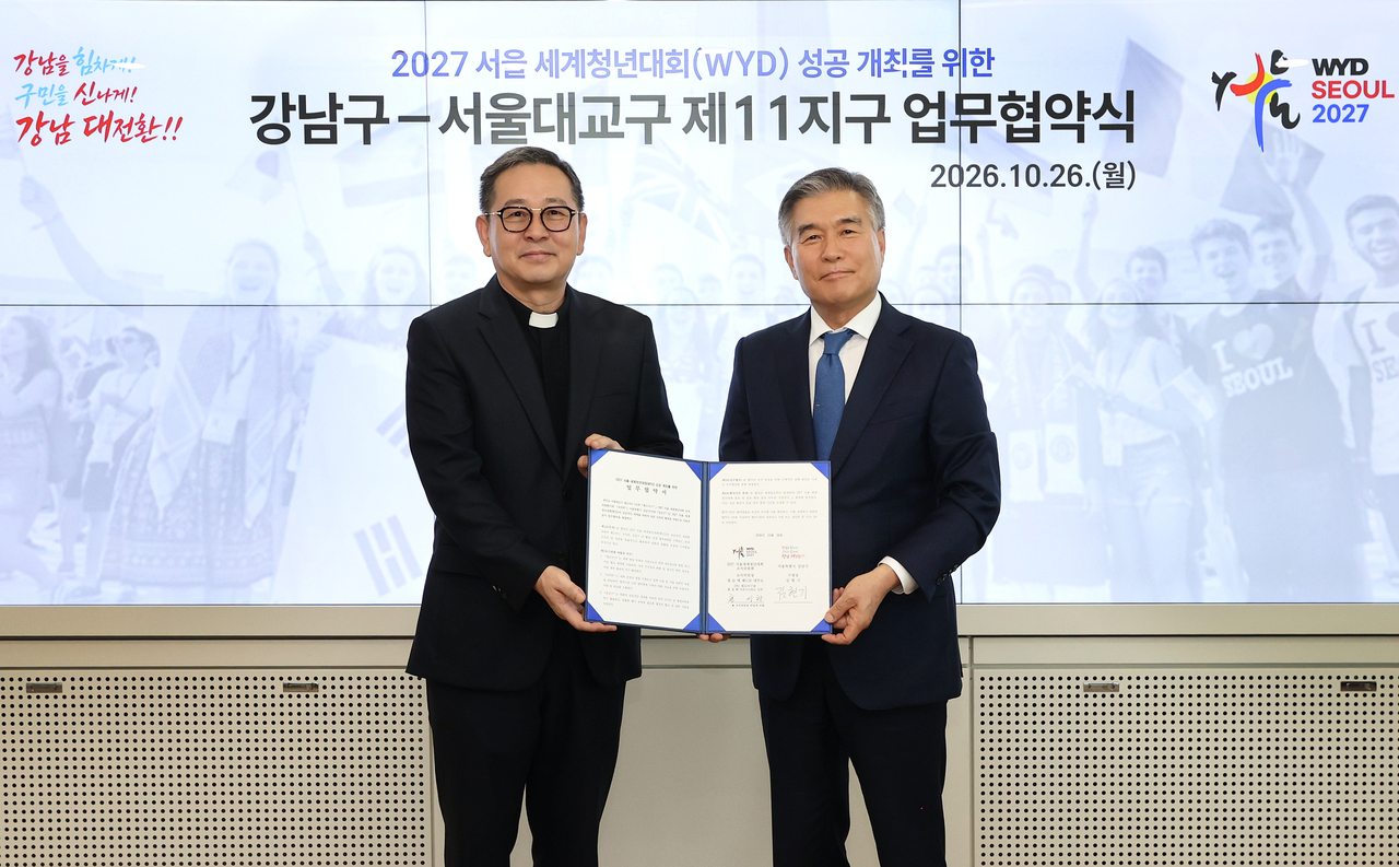 (왼쪽) 천주교 서울대교구 제11강남지구장 홍성학 신부, (오른쪽) 김현기 강남구청장