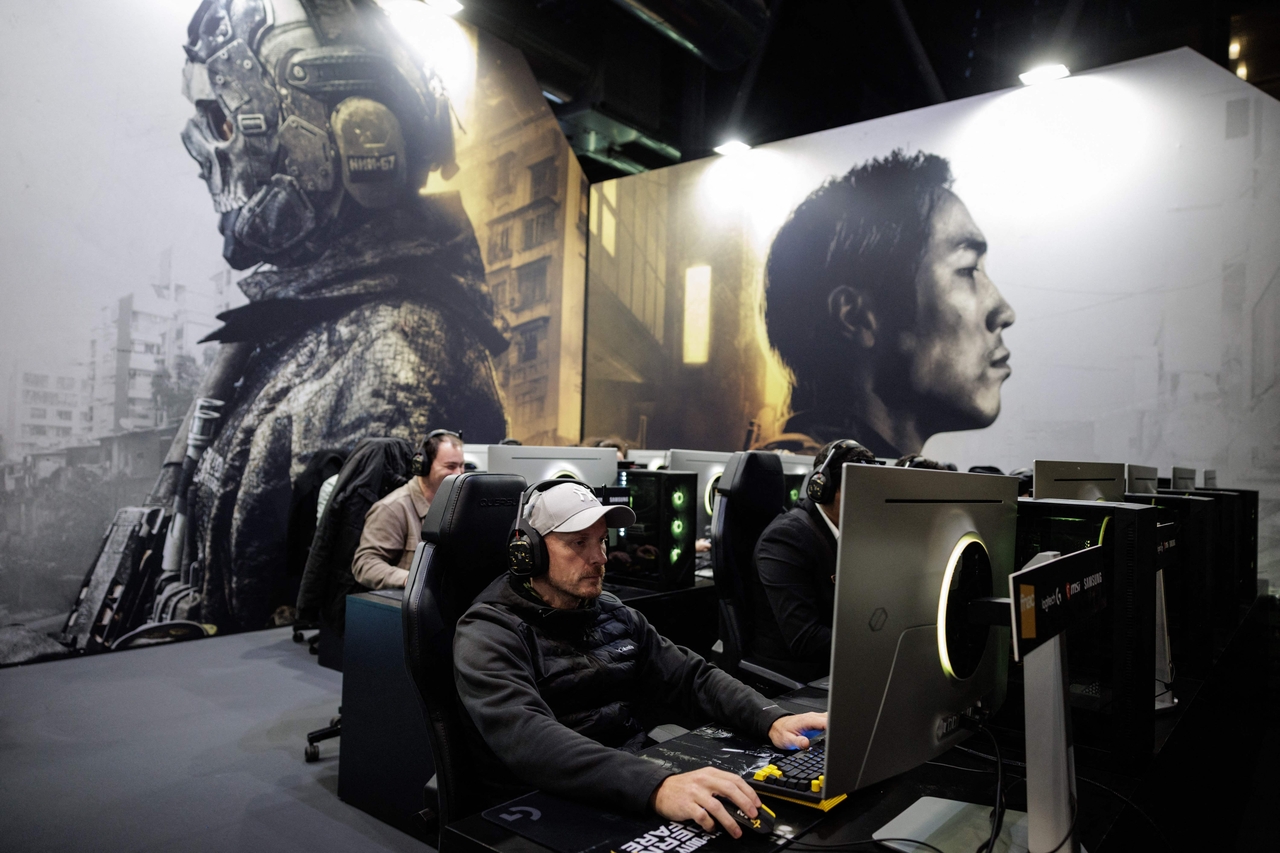 Visitors play "Call of Duty: Modern Warfare 4" during the preview night of Paris Games Week 2026 in Paris on Oct. 21. (AFP via Yonhap)