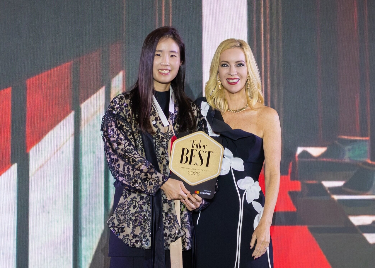 더한옥헤리티지 조남희 부사장(왼쪽)이 태틀러어워드를 수상하고 있다.