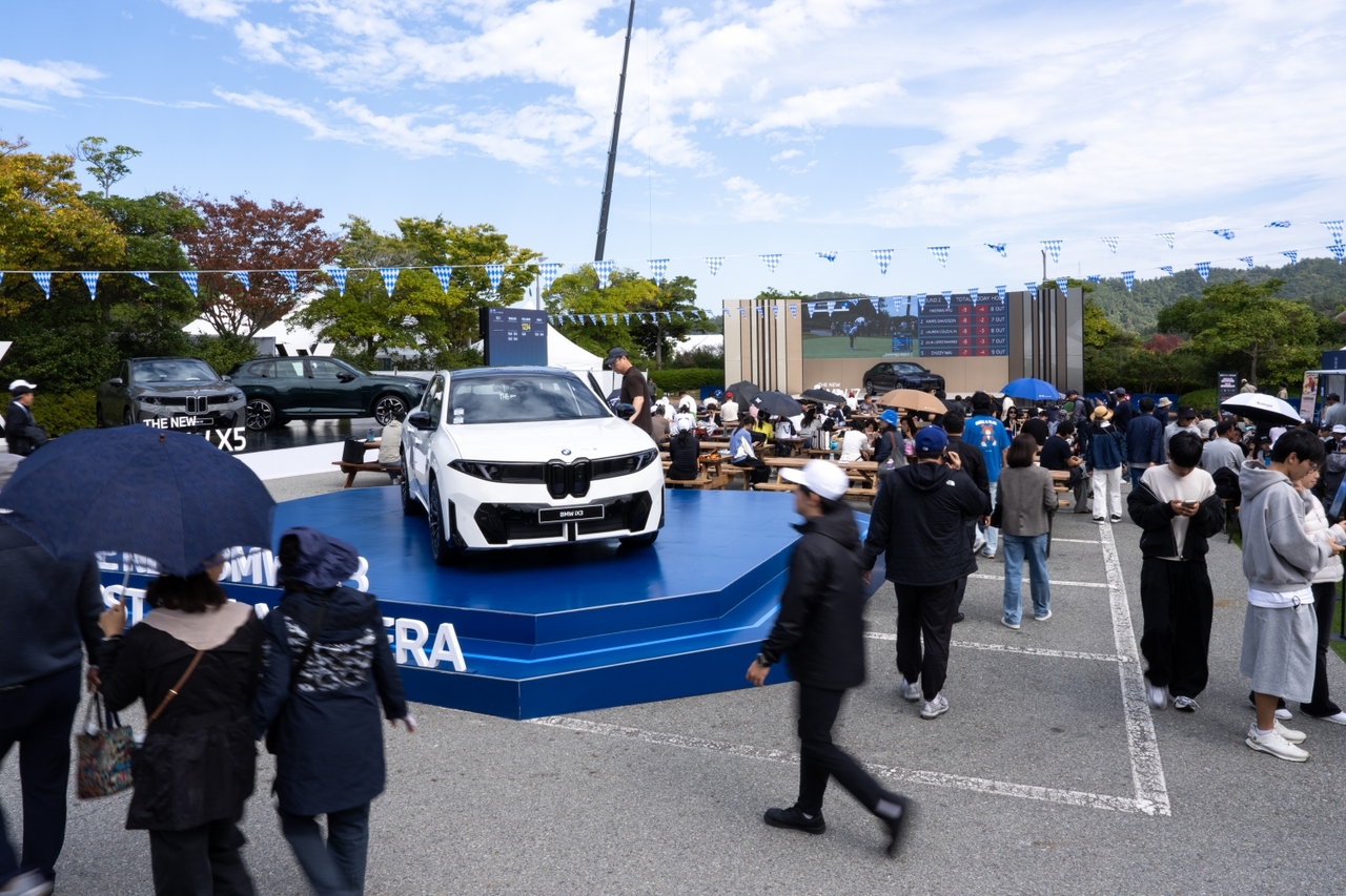 BMW 코리아는 이번 대회에서 국내 출시를 앞둔 럭셔리 플래그십 세단 ‘더 뉴 BMW 7시리즈’와 BMW 대표 프리미엄 스포츠 액티비티 비히클(SAV)인 ‘더 뉴 BMW X5’를 비롯해 ‘노이어 클라쎄’의 첫 양산형 모델 ‘더 뉴 BMW iX3’ 등 다양한 차량을 갤러리 플라자와 코스 곳곳에 전시했다. [BMW 코리아 제공]