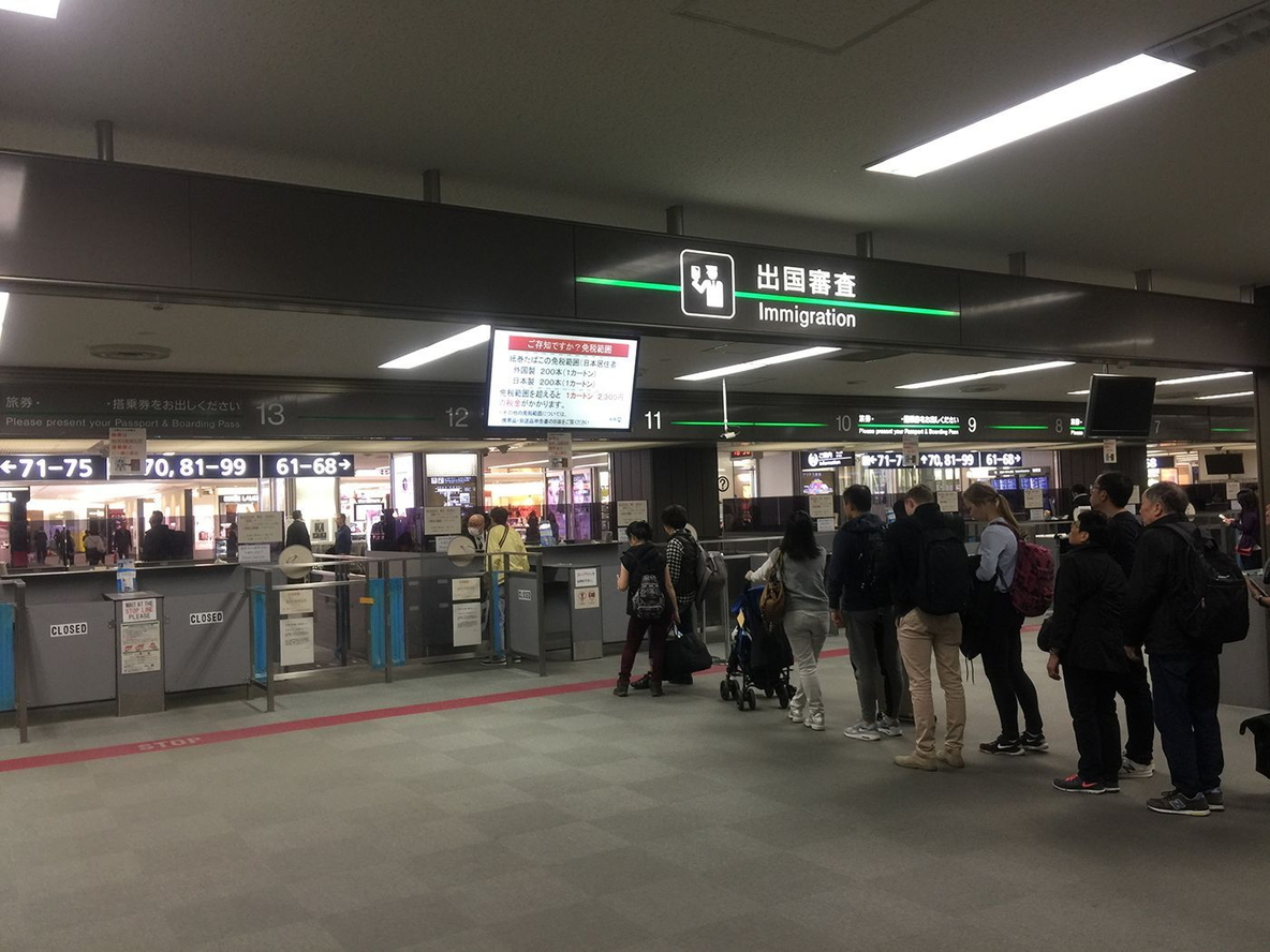 일본 도쿄 나리타국제공항 출국심사장에서 출국 절차를 밟기 위해 줄을 선 여행객들 [나리타공항 제공]