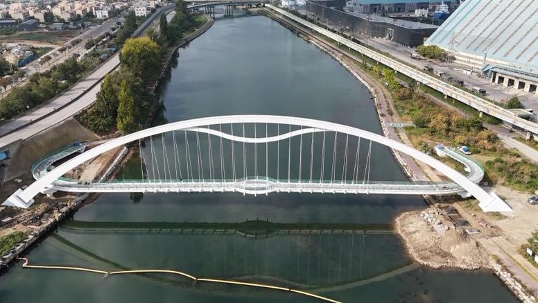 The Jeoncheon pedestrian bridge in Donghae takes shape ahead of its December opening.