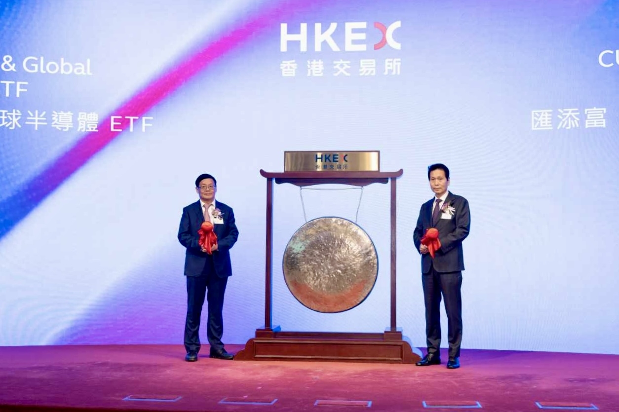Korea Investment Management CEO Bae Jae-kyu (right) and China Universal Asset Management CEO Hui Zhang ring the bell at a listing ceremony for the CUAM Solactive China & Global Semiconductor exchange-traded fund at the Hong Kong Stock Exchange, Friday. (Korea Investment Management)