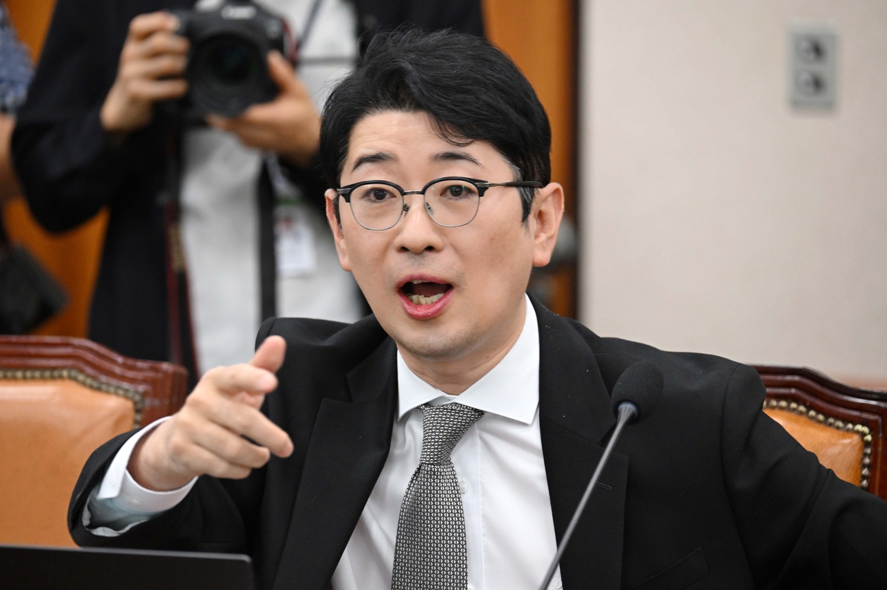 People Power Party lawmaker Ju Jin-woo protests to committee chair Seo Young-gyo after being denied permission to screen a video related to allegations against first lady Kim Hye-kyung at the Legislation and Judiciary Committee's comprehensive national audit at the National Assembly in Yeouido, Seoul, on Monday afternoon. (Lee Sang-sub)