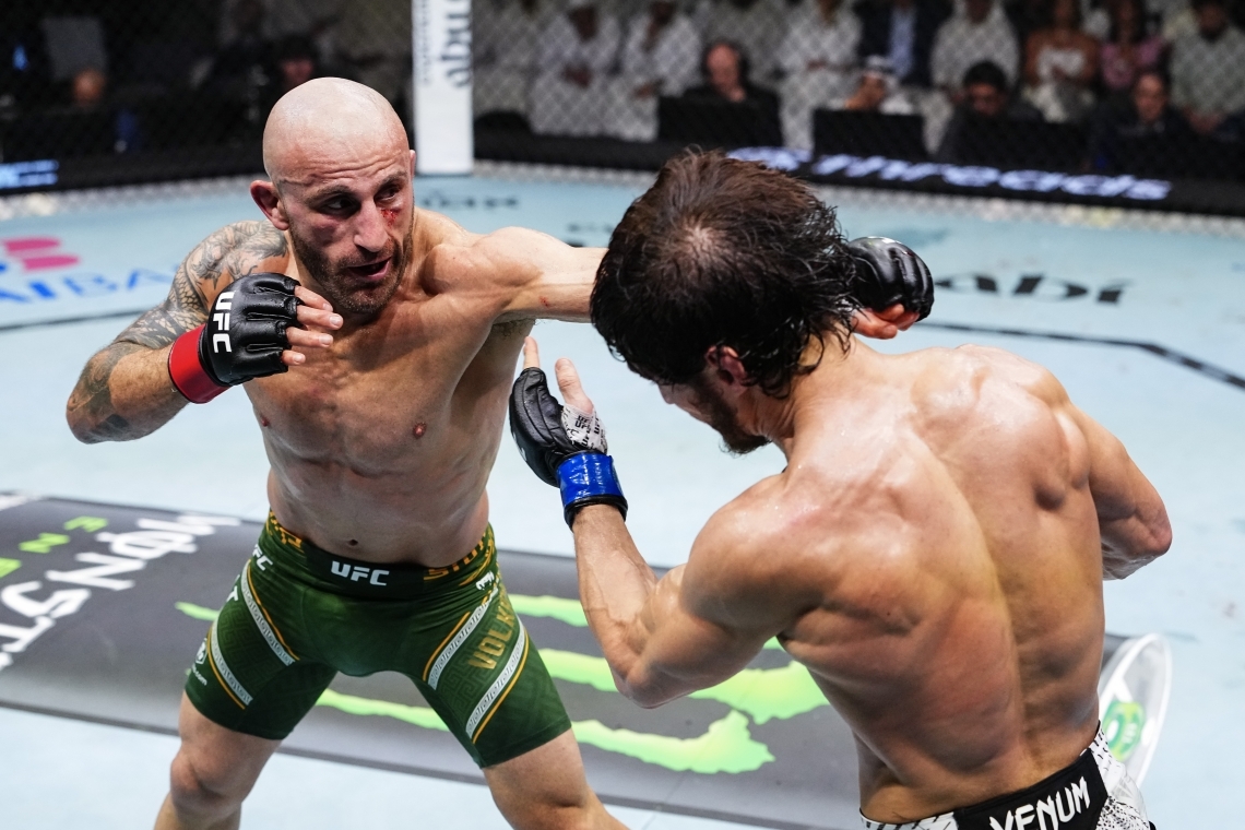 Alexander Volkanovski (38, Australia, left) lands a punch on Movsar Evloev (32, Russia) during the UFC 333 featherweight title fight at Etihad Arena in Abu Dhabi, UAE, on Sunday (Korean Standard Time). [UFC]