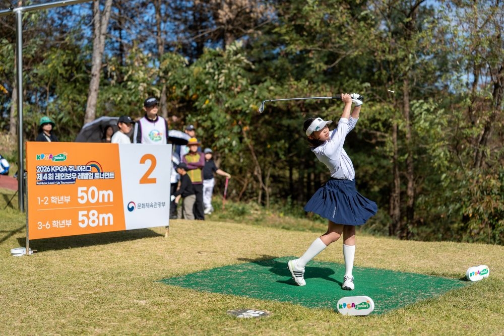 A young golfer competes at the tournament.