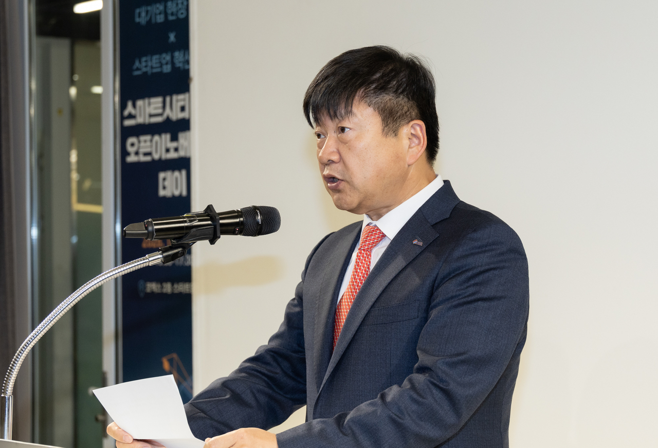 Jang Seok-min, executive vice president of the Korea International Trade Association, delivers opening remarks at the Smart City & Construction Open Innovation Day held at COEX Startup Branch in Samseong-dong, Gangnam-gu, Seoul, on Monday. [Korea International Trade Association]
