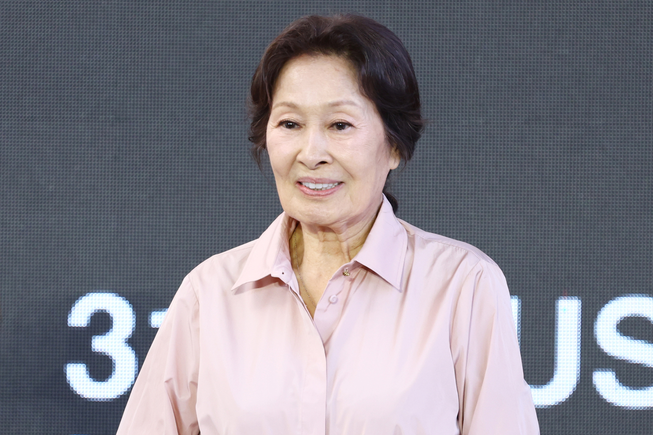 배우 김혜자가 지난 8일 부산 해운대구 영화의 전당 루프씨어터에서 열린 제31회 부산국제영화제(BIFF) 영화 ‘여전히 찬란하게’ 야외무대인사에 참석해 인사하고 있다. [연합뉴스]
