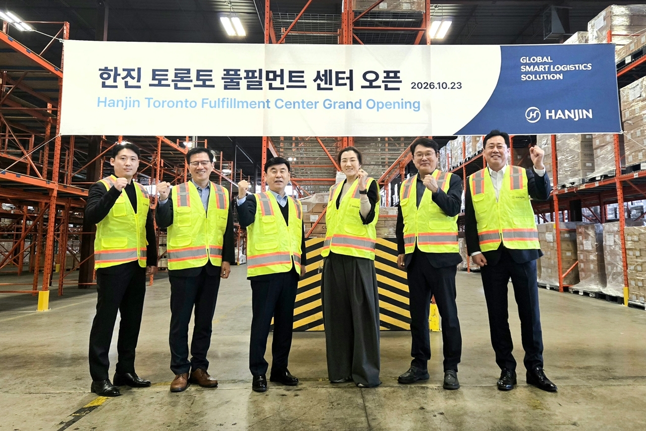 Hanjin President and CEO Noh Sam-seok (third from left) and President Cho Hyun-min (fourth from left) visit the Toronto fulfillment center in Canada on Friday ahead of its launch to inspect the facility and operational readiness. [Hanjin]
