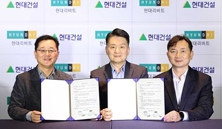 Lee In-gi, head of Hyundai Engineering & Construction's architectural housing business division (from left), Kwon Tae-jin, head of Hyundai Livart's lifestyle division, and Kang Min-su, head of Hyundai Livart's business solutions division, sign an MOU at the DH Gallery in Gangnam-gu, Seoul. [Company]