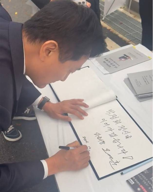 박정희 대통령 서거 제47주기 추모식’에 참석한 오세훈 서울시장이 방명록을 쓰고 있다. 박병국 기자