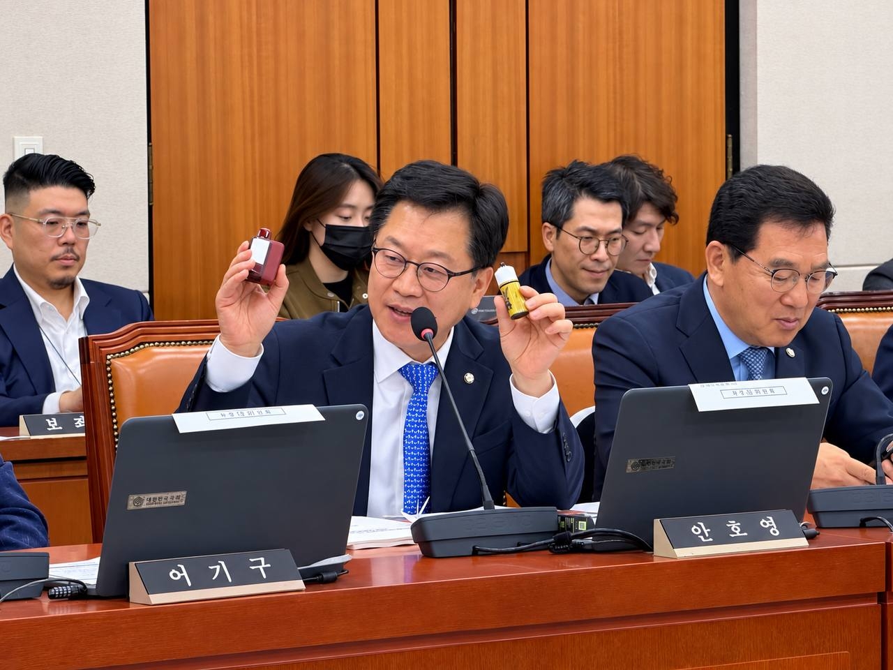 안호영 더불어민주당 의원이 26일 기후에너지환경부 종합국정감사에서 실제 전자담배 판매점에서 구매한 5% 니코틴 액상 두 병을 들어보이며 화학물질 주무부처인 기후부가 니코틴 농도 관리 방안을 마련해야 한다고 발언하고 있다. [안호영 의원실 제공]