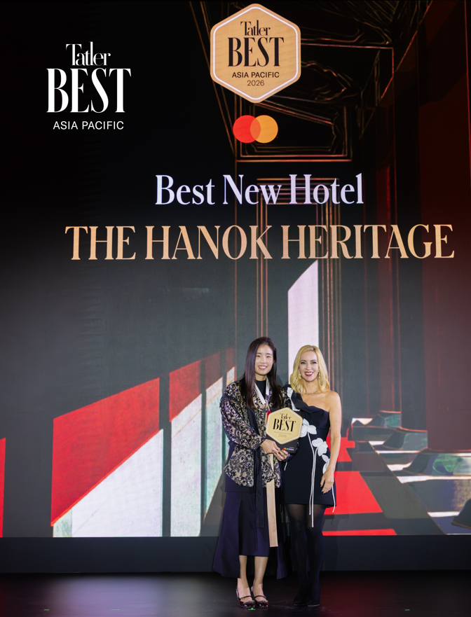 Jo Nam-hee, executive vice president of The Hanok Heritage, accepts the Tatler award.