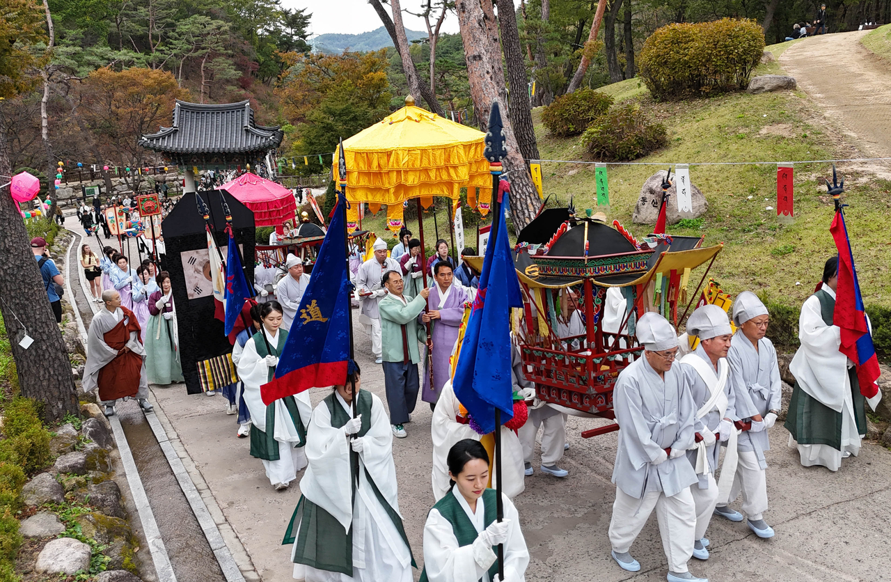 Buddhist nuns gather in front of Hongjeru pavilion during the Jingwansa Gukhaeng Suryukjae — a national intangible cultural heritage ceremony — held at the outdoor ritual grounds in front of the main hall at Jingwansa temple in Eunpyeong-gu, Seoul, on Saturday, to conduct a memorial rite comforting the souls of patriots who gave their lives for Korea's independence. Photo provided by Jingwansa temple of the Jogye Order of Korean Buddhism