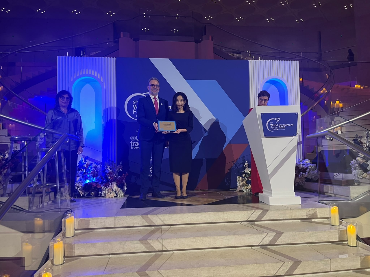 지난 25일(현지시간) 카타르 도하에서 열린 ‘2026 유엔 투자진흥상’ 시상식에서 페드로 마누엘 모레노 유엔무역개발회의 사무총장 직무대행(왼쪽)과 김현아 코트라 도하무역관장이 기념촬영을 하고 있다. [코트라 제공]