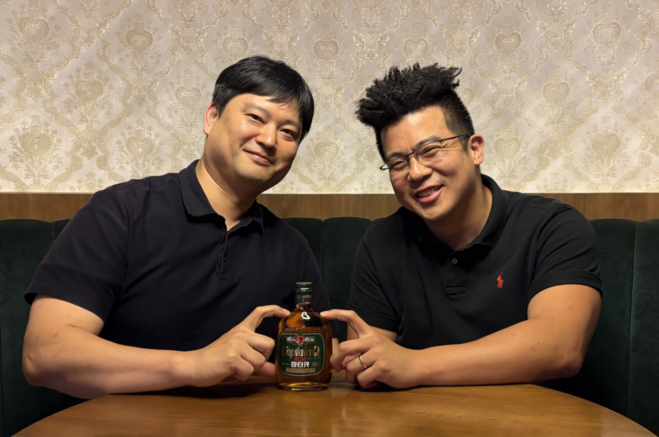 지난 22일 이건순(왼쪽) 롯데칠성음료 팀장과 김주하 책임이 헤럴드경제와 인터뷰 후 기념촬영을 하고 있다. 박연수 기자