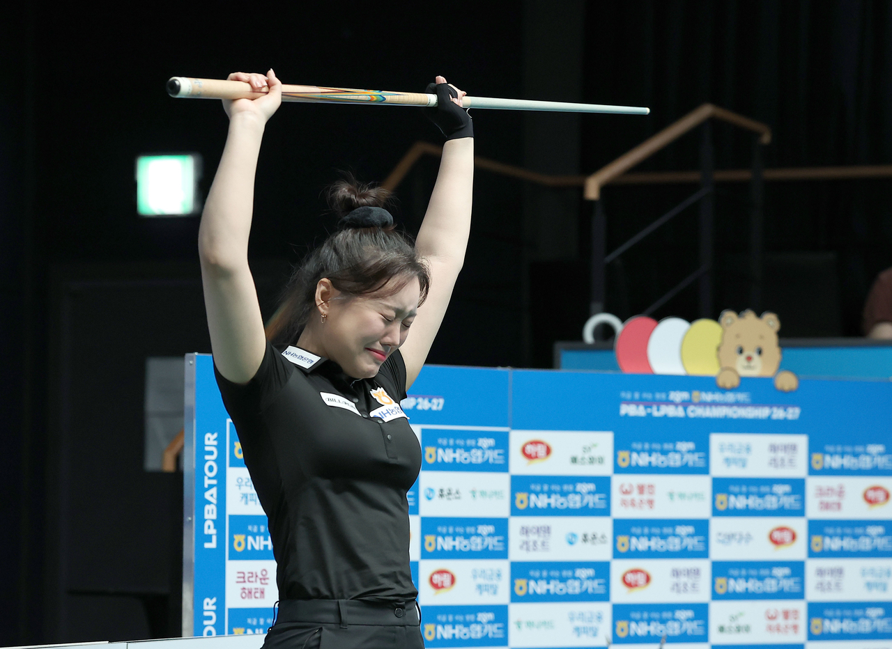 Kim Bo-mi raises her cue with both hands in tears after defeating Im Jeong-suk in the LPBA Championship final at the PBA Stadium in Kintex, Goyang, Gyeonggi Province, on Sunday to claim her first title in seven years as a professional.