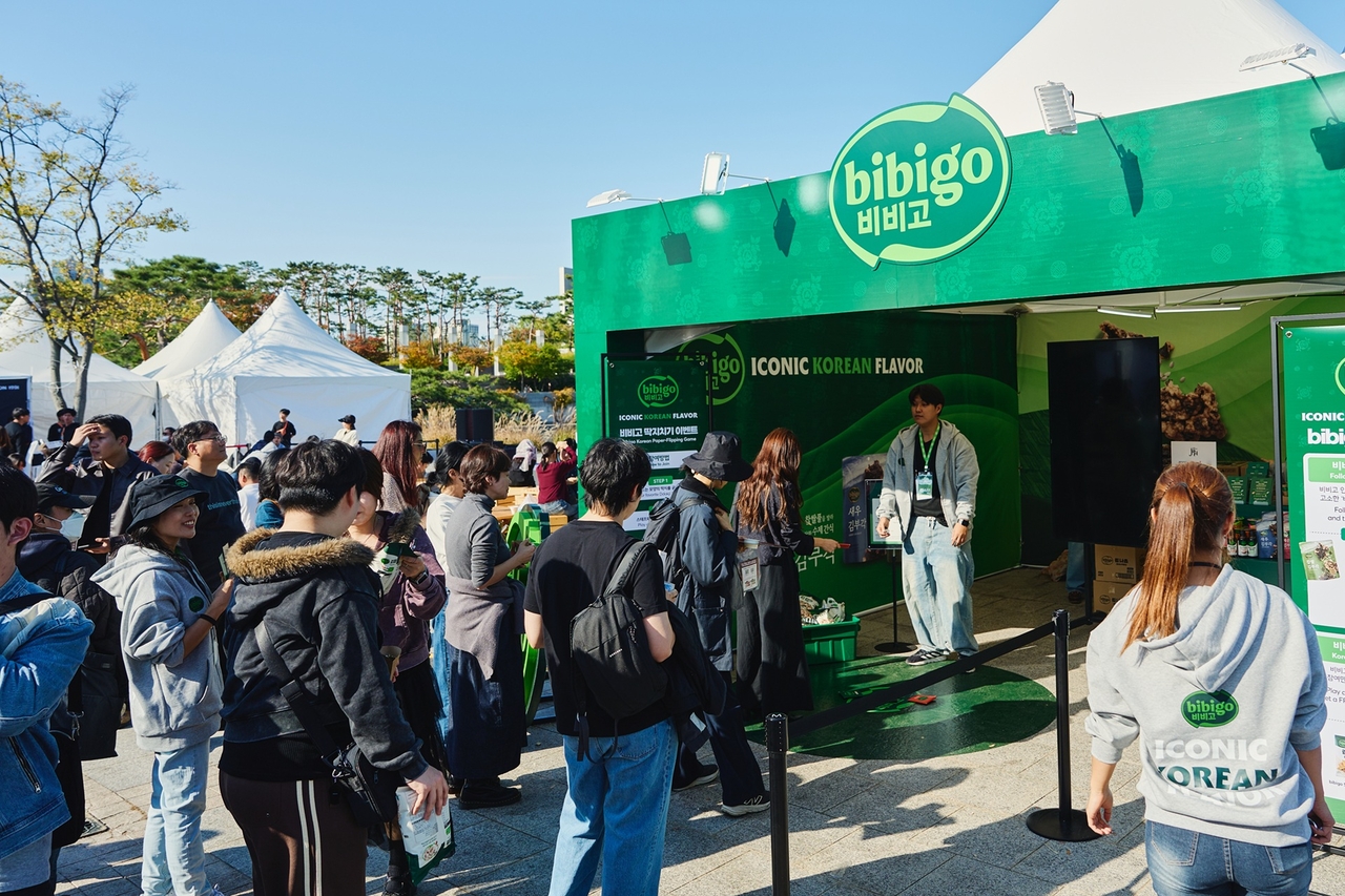 The Bibigo booth set up by CJ CheilJedang at the 2026 Hansik Festa, held from Friday to Sunday at the National Museum of Korea. The event was co-organized by the Ministry of Agriculture, Food and Rural Affairs and the Korean Food Promotion Institute. [CJ CheilJedang]