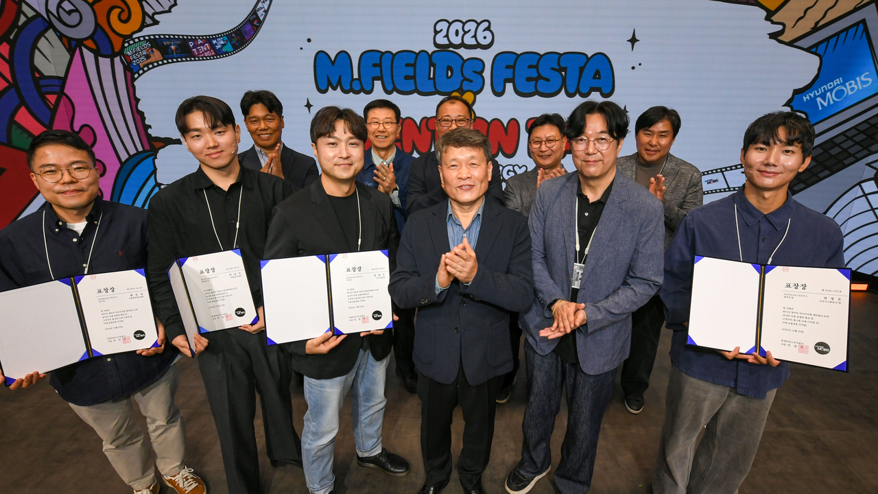 Hyundai Mobis President Lee Kyu-seok (center) poses with winners of the top idea awards at the "2026 MFields Festa & Invention Day" ceremony. [Hyundai Mobis]