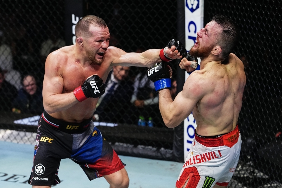 Petr Yan (33, Russia, left) connects with a left punch to the chin of Merab Dvalishvili (35, Georgia) during the UFC 333 bantamweight title fight at Etihad Arena in Abu Dhabi, UAE, on Sunday (Korean Standard Time). [UFC]