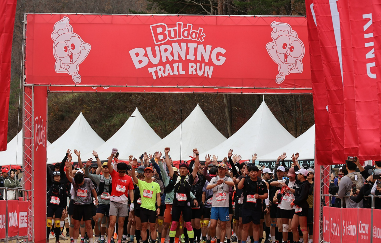 Participants in the Buldak Burning Festa With Pepo trail run wait at the starting line. [Samyang Foods]