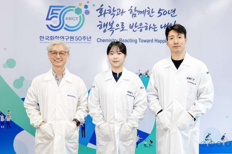 From left: Senior Researcher Kang Young-gu, postdoctoral researcher Chu Seul-gi and Senior Researcher Park Myung-su. [Korea Research Institute of Chemical Technology]