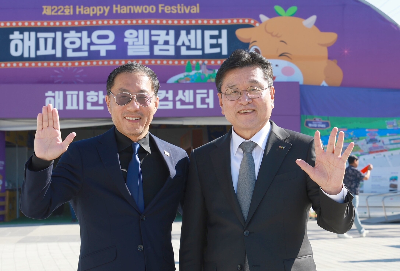 장신상 횡성군수(오른쪽)는 최근 미국 풀러턴시 한국계 시장과 우호협력을 확대하기로 약속했다. 횡성한우의 미국시장 확장도 기대된다.