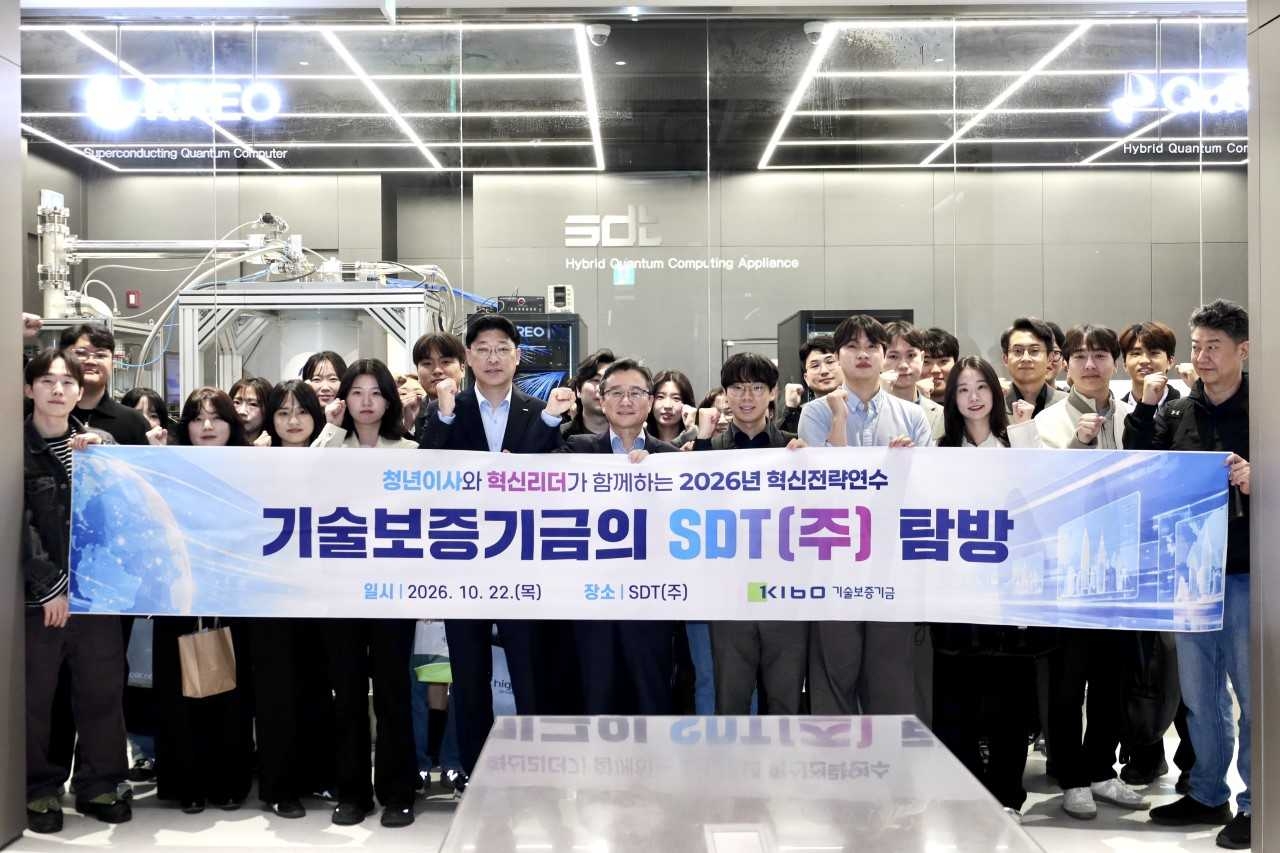 Kim Hyun, a director at the Korea Technology Finance Corporation, poses for a photo with youth directors and innovation leaders during a visit to SDT Co. [Korea Technology Finance Corporation]
