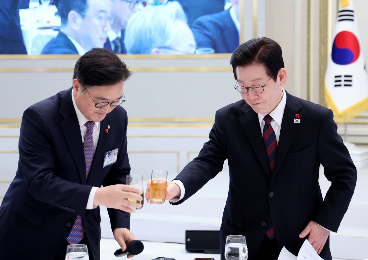 이재명 대통령이 지난 1월 2일 청와대 영빈관에서 열린 신년 인사회에서 우원식 당시 국회의장과 건배하고 있다. [연합]