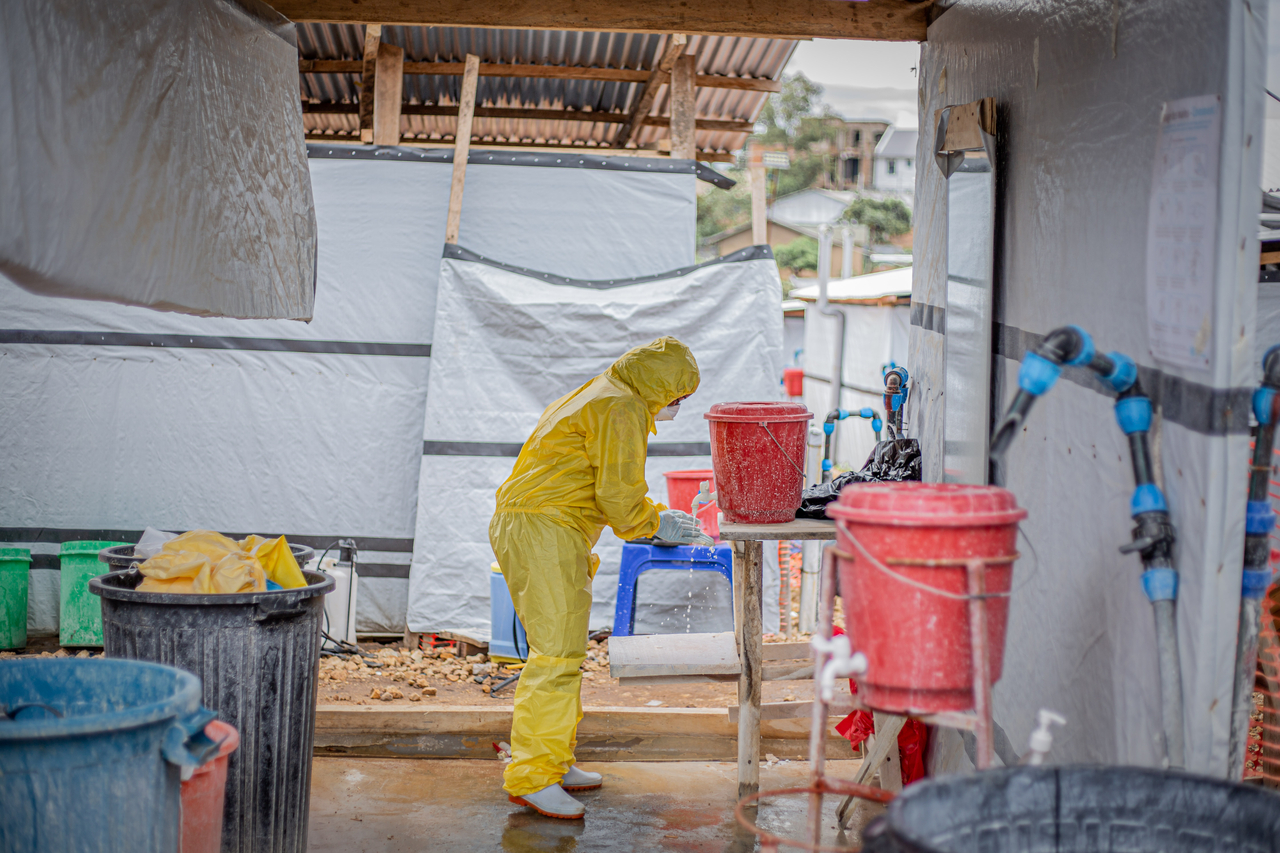 A medical worker disinfects hands at an Ebola treatment center in Ituri, Congo, Oct. 18. (Xinhua-Yonhap)
