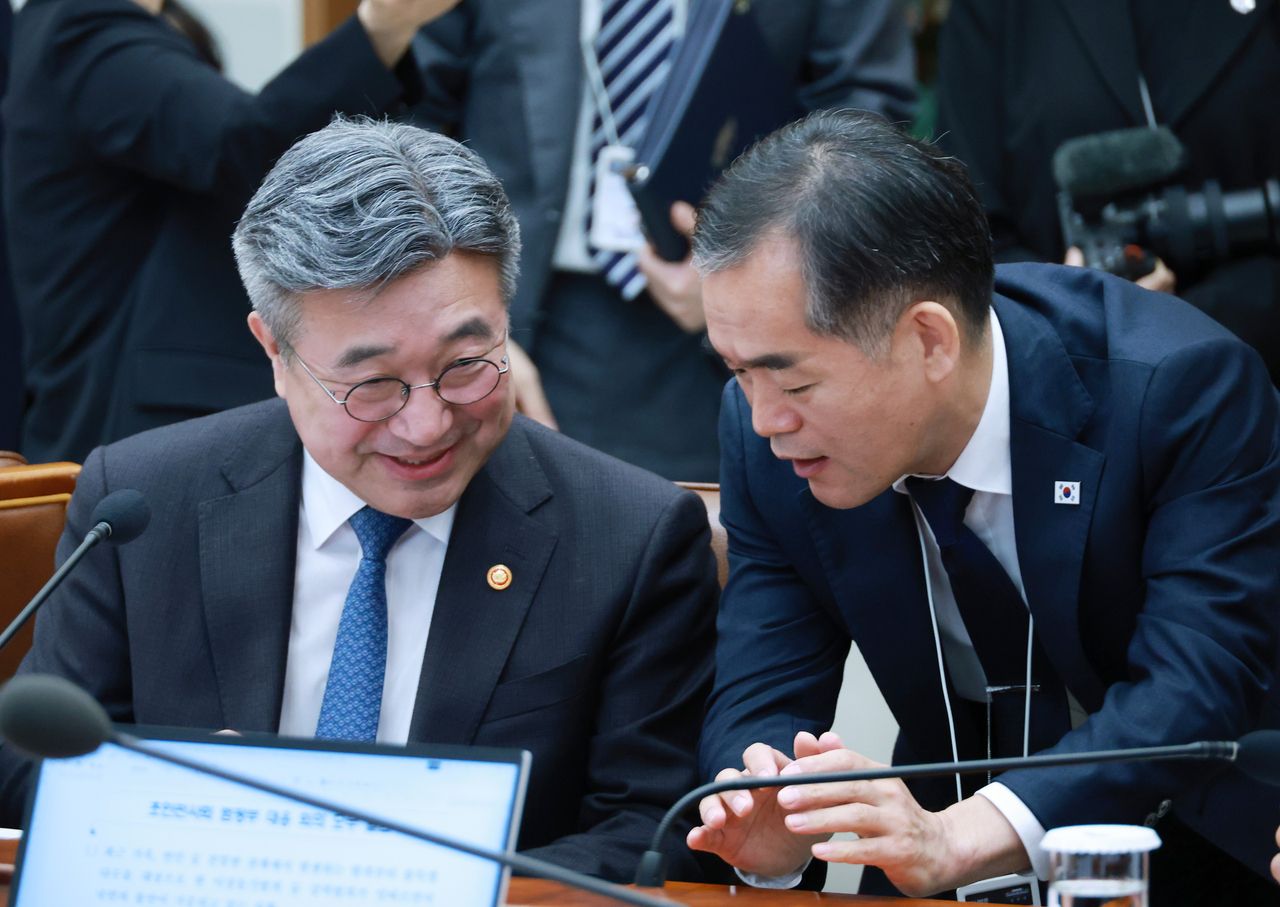 지난 23일 청와대에서 이재명 대통령 주재로 열린 초안전사회 범정부 대응회의에서 윤호중 행정안전부 장관(왼쪽)과 김종철 경찰청장 직무대행이 대화하고 있다. [연합]