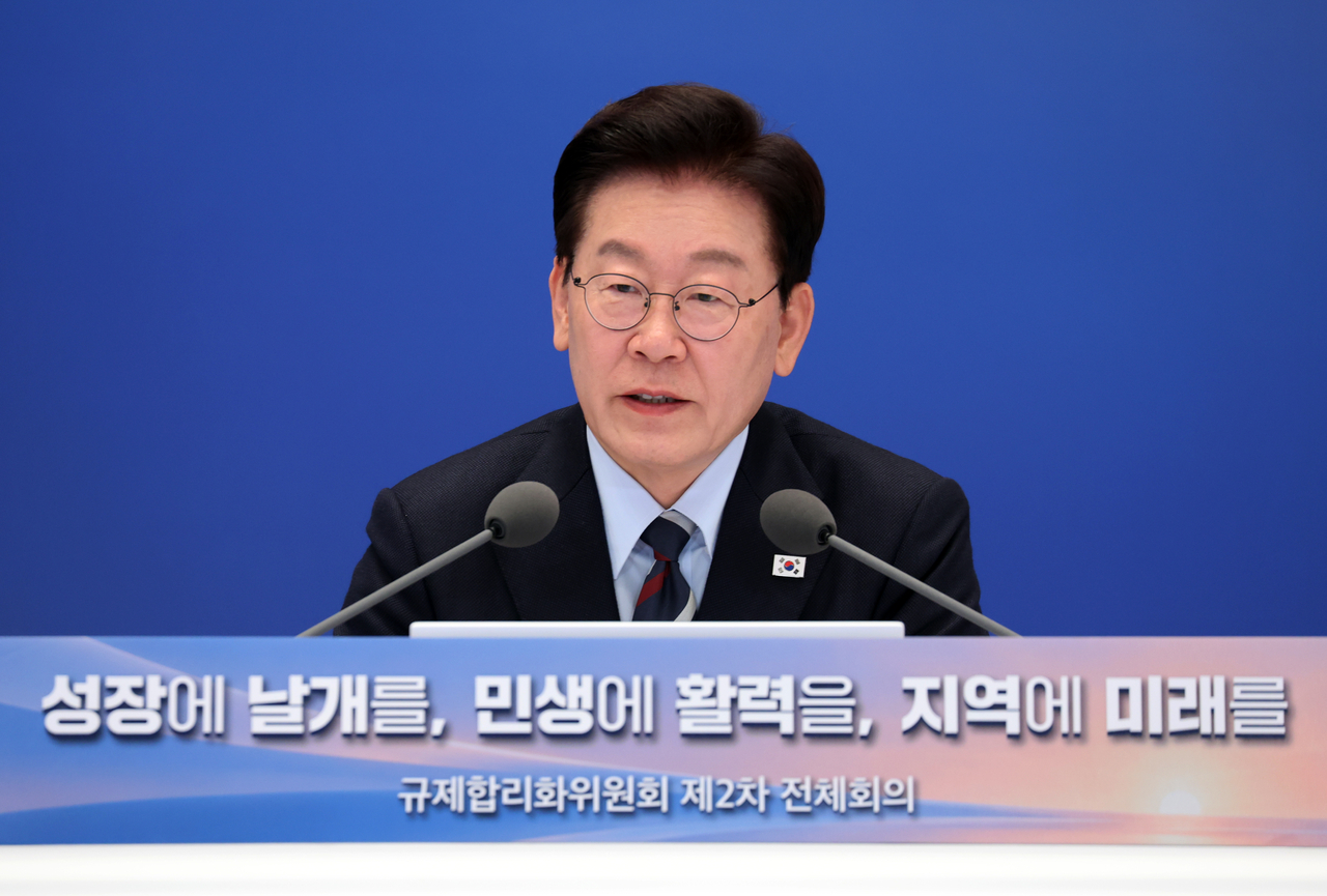 이재명 대통령이 지난 23일 청와대에서 열린 규제합리화위원회 2차 전체회의에서 발언하고 있다. [연합]
