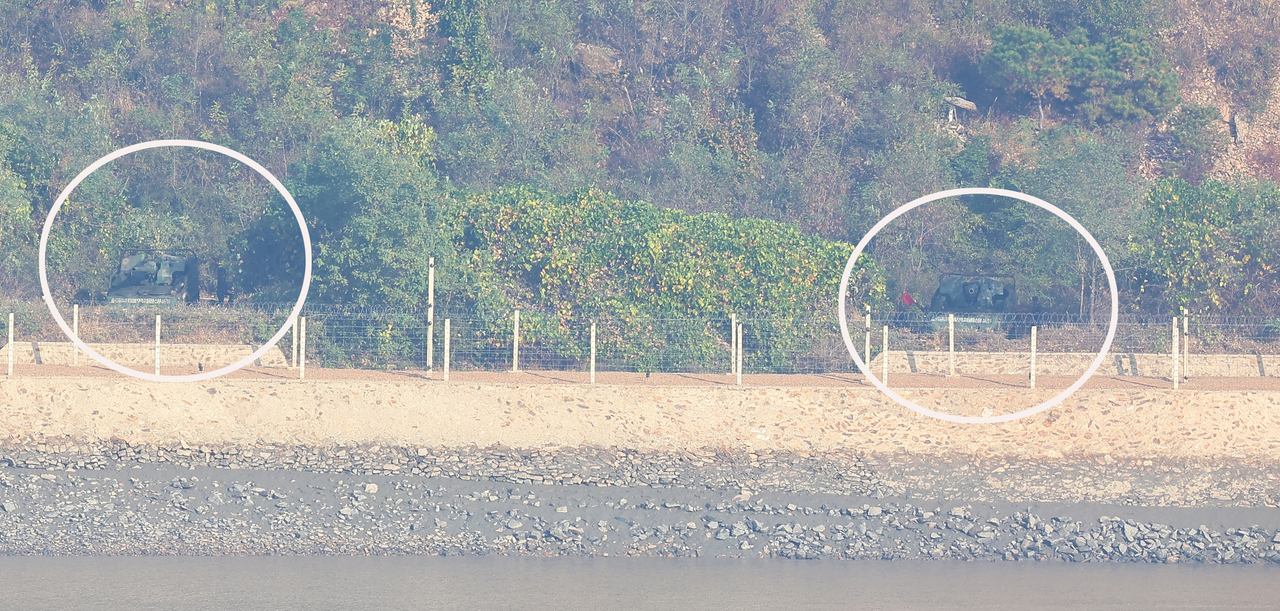 North Korean self-propelled artillery guns face south along the coastal border area of Kaepung County, North Hwanghae Province, North Korea, as seen from the Aegibong Observatory in Gimpo, Gyeonggi Province, on Oct. 25, amid escalating inter-Korean tensions over the possible resumption of propaganda broadcasts across the border. (Yonhap)