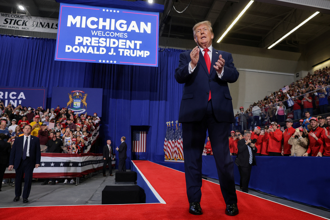 US President Donald Trump attends a rally to support Republican US Senate candidate Mike Rogers in Michigan on Sunday. (Reuters-Yonhap)