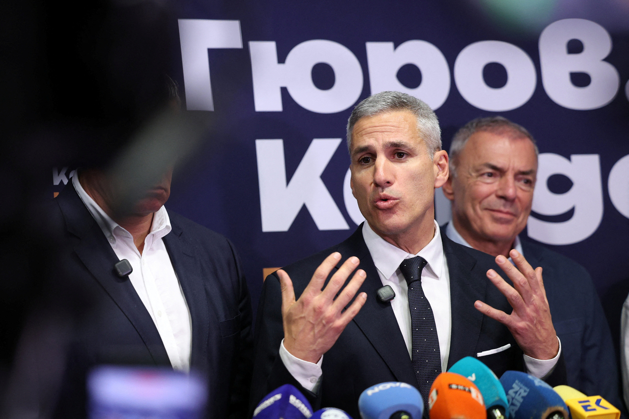 Presidential candidate Andrey Gyurov speaks to the mediain Sofia, Bulgaria, Sunday. (Reuters-Yonhap)