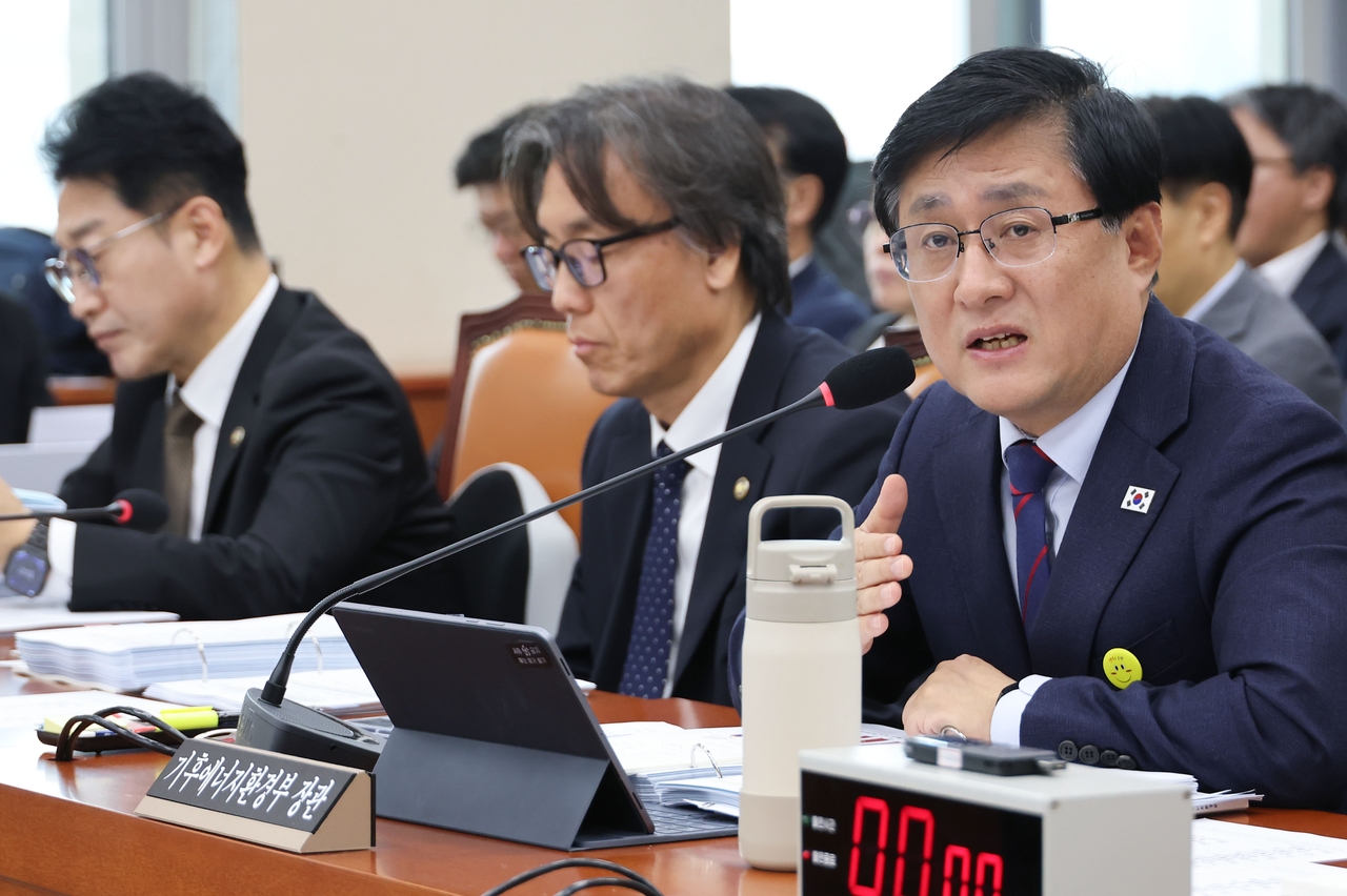 김성환 기후에너지환경부 장관이 26일 국회에서 열린 기후에너지환경노동위원회 국정감사에서 위원 질의에 답하고 있다. [연합]