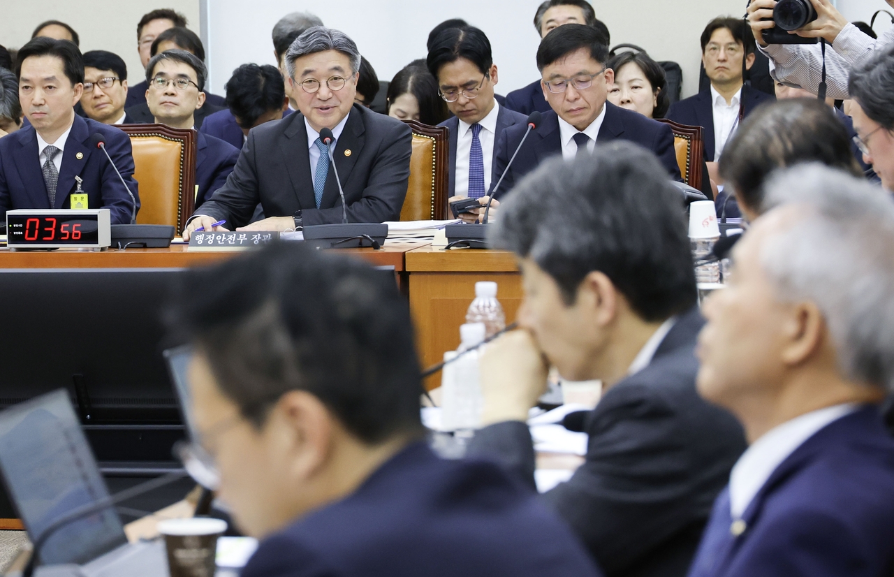 윤호중 행정안전부 장관이 26일 국회 행정안전위원회에서 열린 2026년도 종합 국정감사에서 질의에 답변하고 있다. [연합]