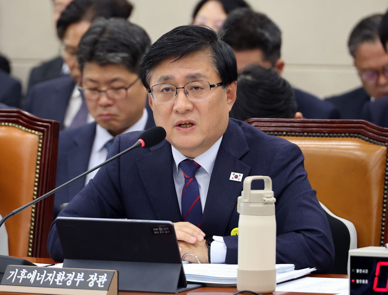 김성환 기후에너지환경부 장관이 26일 국회에서 열린 기후에너지환경노동위원회 국정감사에서 위원 질의에 답하고 있다. [연합]