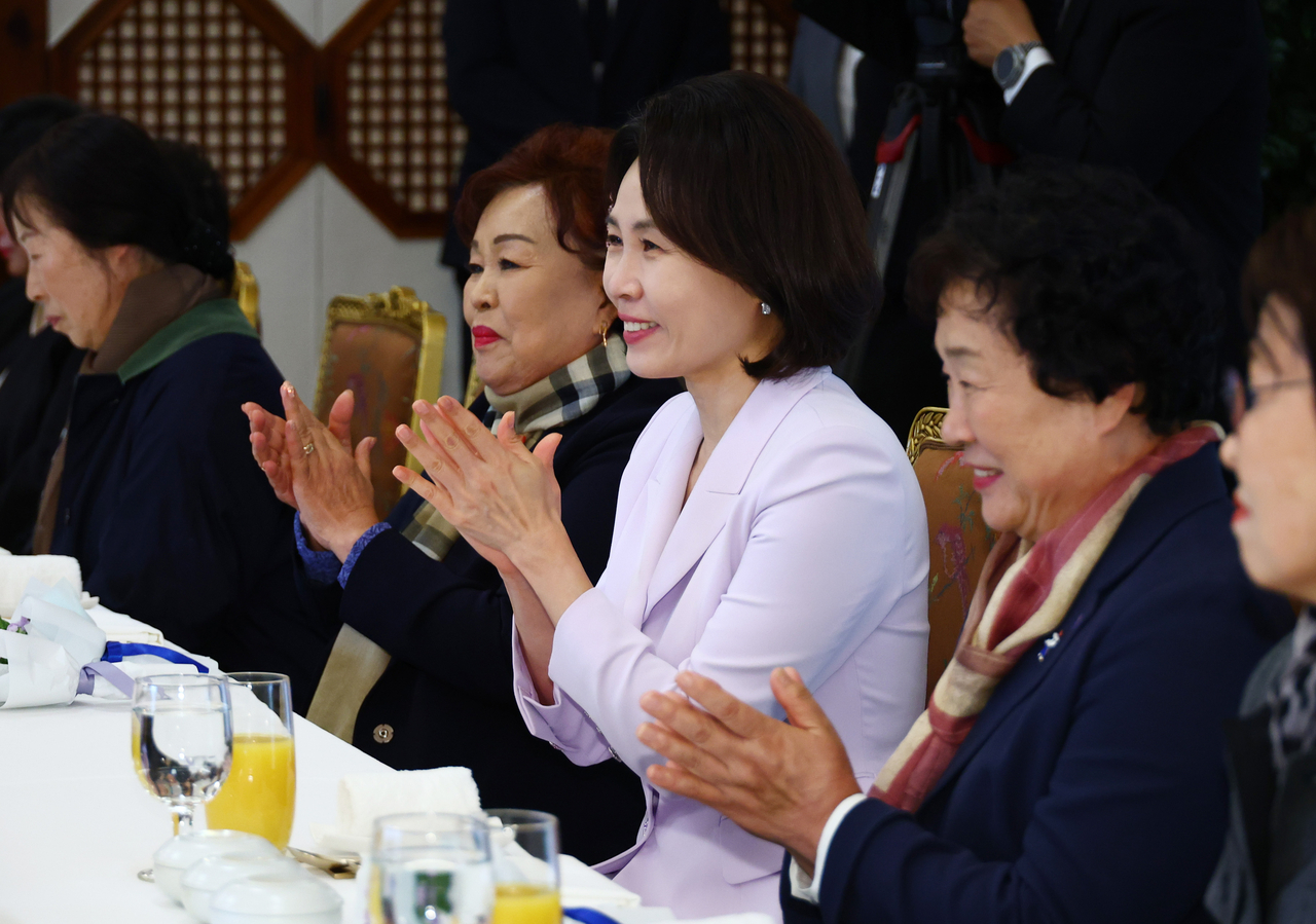 김혜경 여사가 26일 청와대에서 열린 오월어머니집 초청 오찬 간담회에서 박수를 치고 있다. [연합]