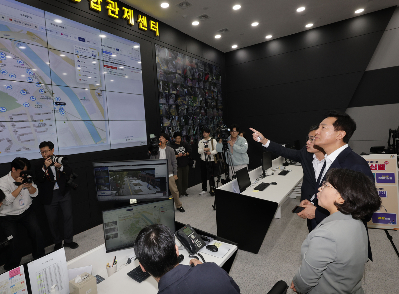 오세훈 서울시장이 26일 서울 양천구 동행안심벨 CCTV 통합관제센터를 찾아 모니터를 지켜보고 있다. [연합]