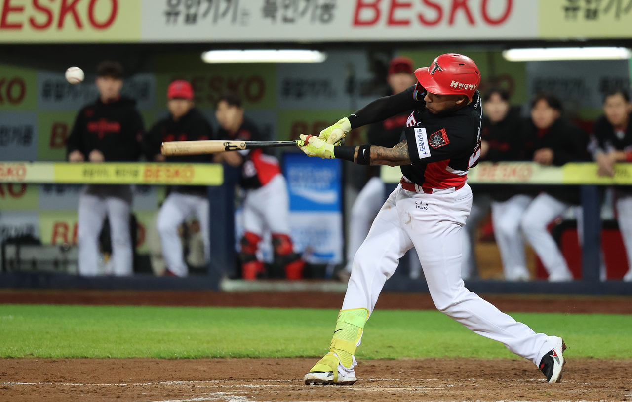 26일 대구 삼성라이온즈파크에서 열린 2026 신한 SOL KBO 포스트시즌 플레이오프 1차전 KIA 타이거즈와 삼성 라이온즈의 경기. 5회초 2사 주자 없는 상황에서 KIA 카스트로가 1루타를 치고 있다. [연합]