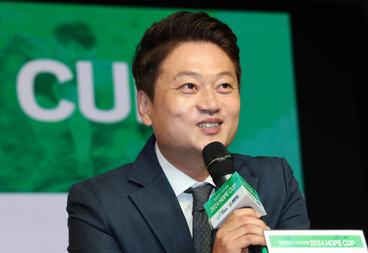 Park Moon-sung, a football commentator, greets the audience.