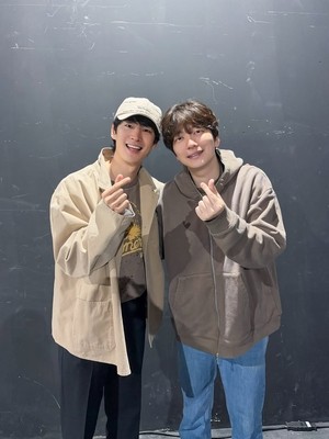 이제훈, 이동휘 1인극 관람..든든한 소속사 대표님 “정말 어마어마했어”