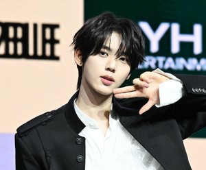 [포토] 앤더블 한유진 “팬콘에서 만나요”