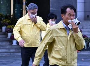 [헤럴드pic] 화재 대피 훈련하는 윤호중 행정안전부 장관