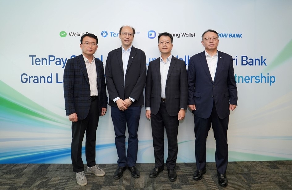 From left: Chai Won-cheol, vice president and head of the Digital Wallet Team at Samsung Electronics’ MX Business; James Yang, CEO of Tenpay Global; Daniel Hong, vice president of Tencent’s financial technology division; and Jeong Jin-wan, president of Woori Bank, pose for a photo at the agreement signing ceremony at Tencent’s headquarters in Shenzhen, China, on Monday. (Samsung Electronics)