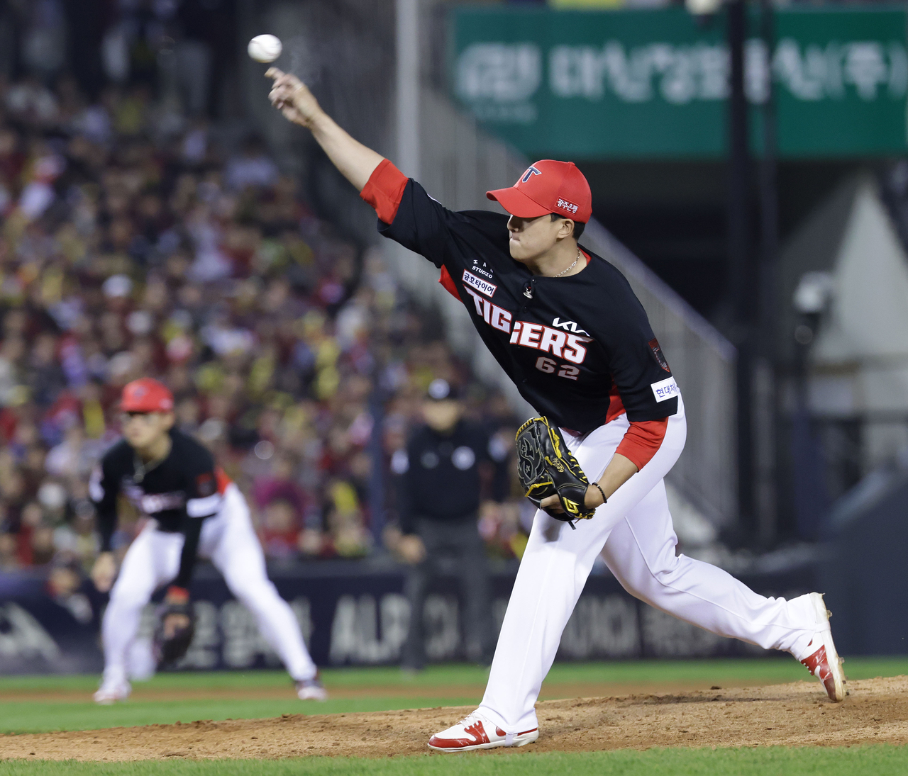 Kia Tigers reliever Jung Hai-young pitches against the Samsung Lions during Game 1 of the second round in the Korea Baseball Organization postseason at Daegu Samsung Lions Park in the southeastern city of Daegu on Monday. (Yonhap)