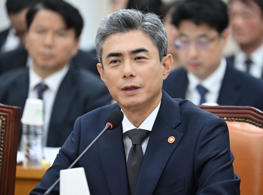강신철 국방부 장관이 26일 오전 서울 여의도 국회에서 열린 국방위원회 종합감사에서 의원의 질의에 답변하고 있다. 이상섭 기자